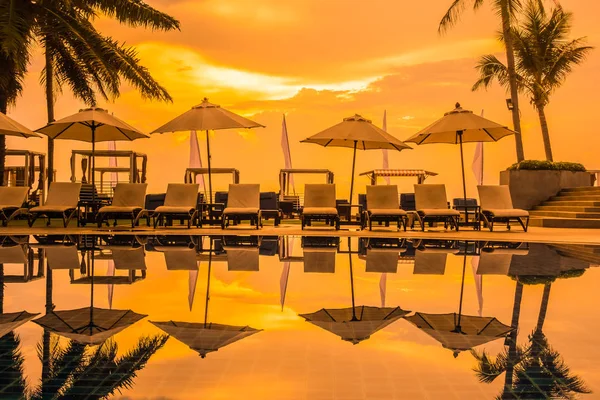 Güzel lüks otel ve tatil seyahat ve tatil için sandalye ve şemsiye ile açık yüzme havuzu
