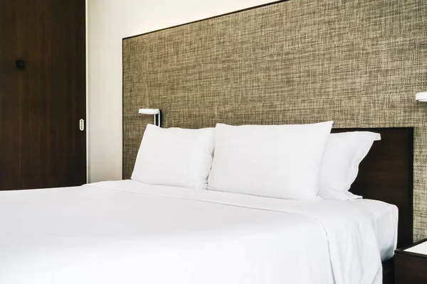 Otel yatak yatak dekorasyon iç beyaz rahat yastık