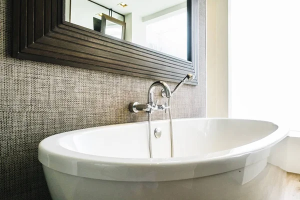 Güzel lüks beyaz küvet banyo iç dekorasyonda