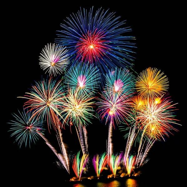 Kutlama için geceleri üzerinde siyah gökyüzü güzel renk havai fişek