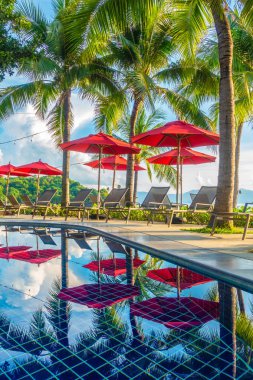 Güzel lüks otel ve tatil seyahat ve tatil için sandalye ve şemsiye ile açık yüzme havuzu