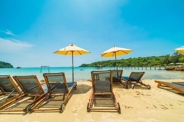 Şemsiye ve güzel tropikal plaj ve deniz paradise Island Seyahat ve tatil için Hindistan cevizi hurma ağacı ile sandalye