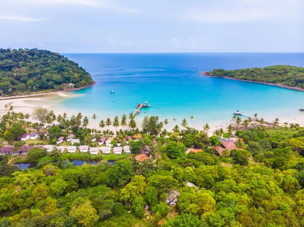Güzel doğa tropikal plaj ve deniz kayık tekne ve Hindistan cevizi hurma ağacı Cennet Adası için seyahat etmek tatil