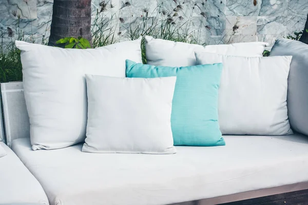 Comfortabel Kussen Sofa Decoratie Patio Met Uitzicht Tropische Natuur — Stockfoto
