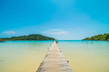 Ahşap iskele veya Cennet Adası için seyahat etmek tatil tropikal plaj ve ile köprü