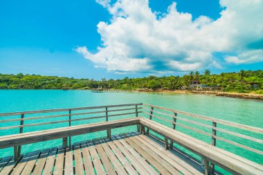 Ahşap iskele veya Cennet Adası için seyahat etmek tatil tropikal plaj ve ile köprü