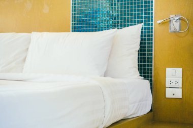 Beyaz yastık yatak otel yatak odası iç dekorasyon
