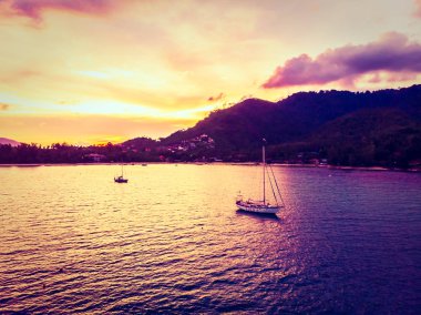 Güzel tropikal plaj ve deniz hurma ve koh samui Adası Tayland tatil ve seyahat için gündoğumu zaman diğer ağacında havadan görünümü