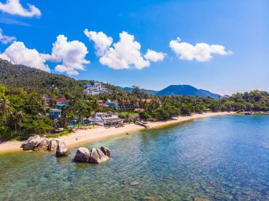 Koh samui Adası Tatil ve seyahat için mavi gökyüzünde üzerinde pek çok ağaç ve beyaz bulut deniz ve plaj güzel havadan görünümü
