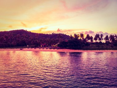 Güzel tropikal plaj ve deniz hurma ve koh samui Adası Tayland tatil ve seyahat için günbatımı zaman diğer ağacında havadan görünümü