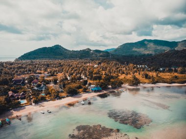 Güzel tropikal plaj ve deniz hurma ve koh samui Adası seyahat ve tatil için diğer ağacında havadan görünümü