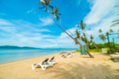 Soyut bulanıklık ve tropikal plaj ve deniz seyahat ve tatil için Hindistan cevizi hurma ağacı arka plan ile defocused