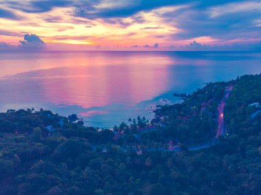 Güzel tropikal plaj ve deniz hurma ve koh samui Adası Tayland tatil ve seyahat için günbatımı zaman diğer ağacında havadan görünümü