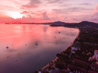 Güzel tropikal plaj ve deniz hurma ve koh samui Adası Tayland tatil ve seyahat için günbatımı zaman diğer ağacında havadan görünümü