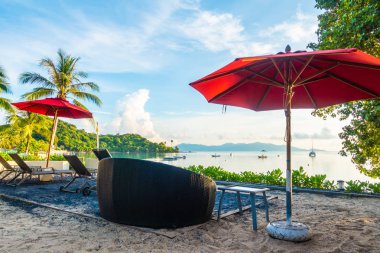 Güzel tropikal deniz okyanus ve plaj şemsiye ve sandalye seyahat ve tatil için