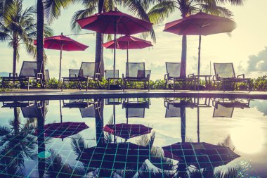 Güzel lüks otel ve tatil seyahat ve tatil için sandalye ve şemsiye ile açık yüzme havuzu