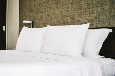 Otel yatak yatak dekorasyon iç beyaz rahat yastık