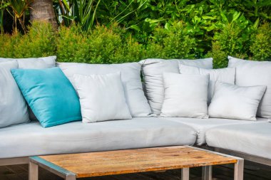 Kanepe dekorasyon açık veranda tropikal ve doğa manzaralı konforlu yastık