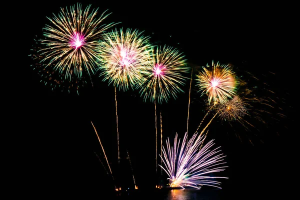Gyönyörű Színes Tűzijáték Fekete Éjszakai Ünneplés — Stock Fotó