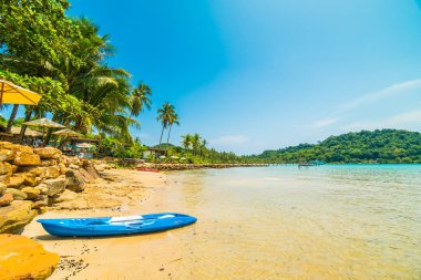 Kayık teknede güzel tropikal plaj ve deniz paradise Island Seyahat ve tatil için Hindistan cevizi hurma ağacı