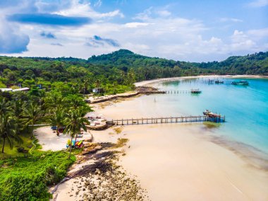 Plaj ve deniz paradise Island tatil için Hindistan cevizi hurma ağacı ile güzel havadan görünümü