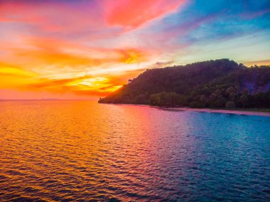 Güzel tropikal plaj ve deniz hurma ve koh samui Adası Tayland tatil ve seyahat için günbatımı zaman diğer ağacında havadan görünümü
