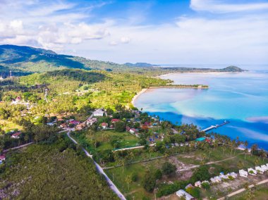 Güzel tropikal plaj ve deniz hurma ve koh samui Adası seyahat ve tatil için diğer ağacında havadan görünümü