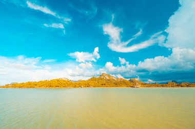 Güzel beyaz bulut mavi gökyüzü ve deniz ya da okyanus arka planı için