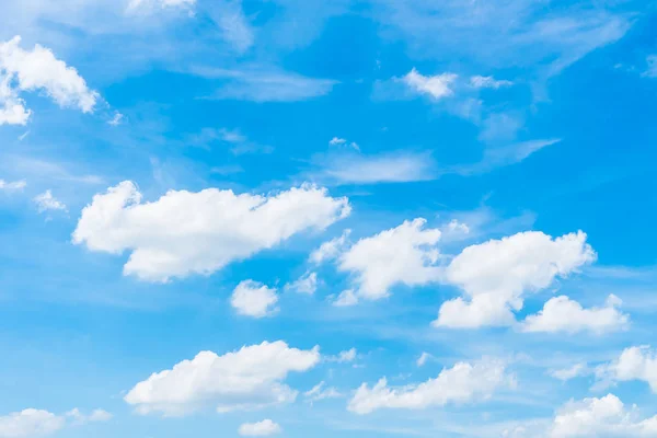 美丽的白色云 蓝蓝的天空背景上 — 图库照片