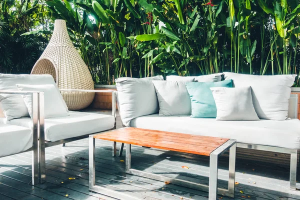 Travesseiro Confortável Sofá Decoração Pátio Livre Com Vista Tropical Natureza — Fotografia de Stock