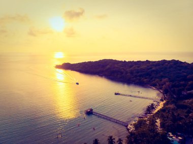 Günbatımı zaman adada deniz ve plaj Hindistan cevizi hurma ağacı ile havadan görünümü