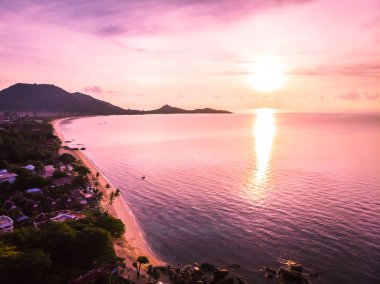 Güzel tropikal plaj ve deniz hurma ve koh samui Adası Tayland tatil ve seyahat için gündoğumu zaman diğer ağacında havadan görünümü