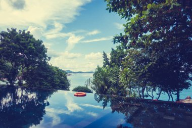 Güzel lüks otel ve resort tatil ve seyahat için açık yüzme havuzu