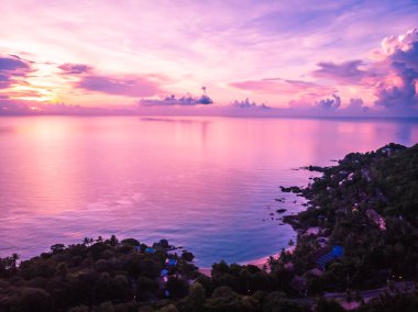 Güzel tropikal plaj ve deniz hurma ve koh samui Adası Tayland tatil ve seyahat için günbatımı zaman diğer ağacında havadan görünümü
