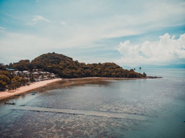 Güzel tropikal plaj ve deniz hurma ve koh samui Adası seyahat ve tatil için diğer ağacında havadan görünümü