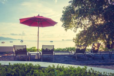 Güzel tropikal deniz okyanus ve plaj şemsiye ve sandalye seyahat ve tatil için