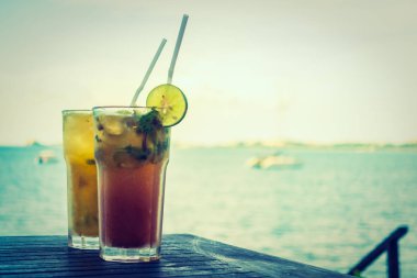 Mojito cam tropikal deniz okyanus ve Plajı manzaralı içme buz