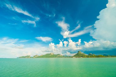 Güzel beyaz bulut mavi gökyüzü ve deniz ya da okyanus arka planı için