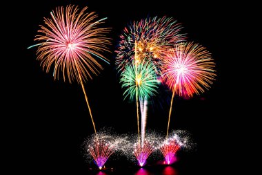 Kutlama için geceleri üzerinde siyah gökyüzü güzel renk havai fişek