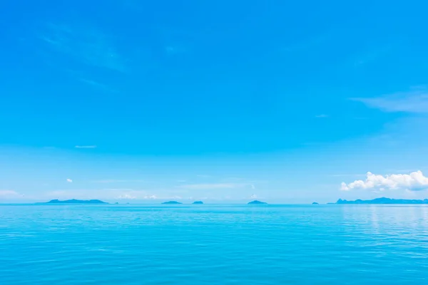 Hermoso Mar Océano Con Nubes Fondo Del Cielo Azul —  Fotos de Stock