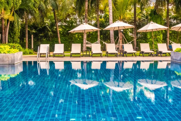 Krásné Luxusní Venkovní Bazén Deštníkem Židle Hotelu Středisko Pro Cestování — Stock fotografie