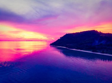 Güzel tropikal plaj ve deniz hurma ve koh samui Adası Tayland tatil ve seyahat için günbatımı zaman diğer ağacında havadan görünümü