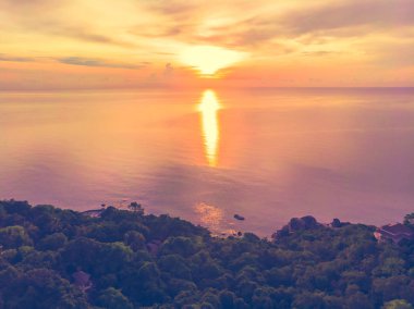 Güzel tropikal plaj ve deniz hurma ve koh samui Adası Tayland tatil ve seyahat için günbatımı zaman diğer ağacında havadan görünümü