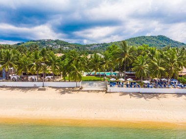 Güzel tropikal plaj ve deniz hurma ve koh samui Adası seyahat ve tatil için diğer ağacında havadan görünümü