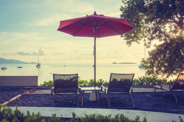 Güzel tropikal deniz okyanus ve plaj şemsiye ve sandalye seyahat ve tatil için