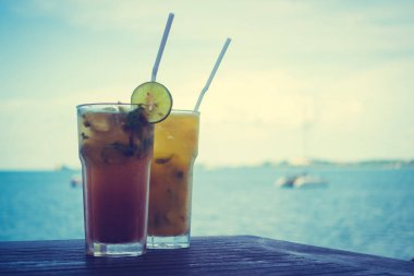 Mojito cam tropikal deniz okyanus ve Plajı manzaralı içme buz