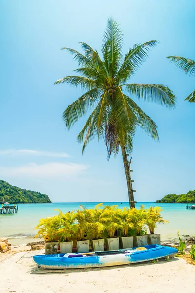 Kayak Boat Beautiful Tropical Beach Sea Coconut Palm Tree Paradise — Stock Photo, Image