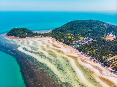 Seyahat ve tatil için adada güzel tropikal plaj ve deniz ağaçları ile havadan görünümü