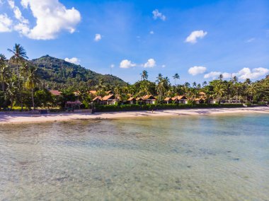 Seyahat ve tatil için adada güzel tropikal plaj ve deniz ağaçları ile havadan görünümü