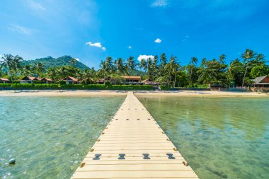 Güzel tropikal plaj deniz ve kum mavi gökyüzü ve beyaz bulut iskelesinden seyahat ve tatil için Hindistan cevizi hurma ağacı ile